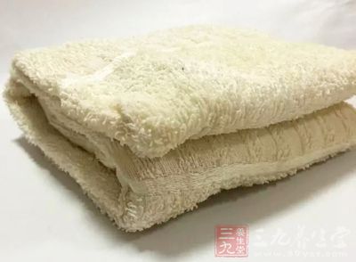 有的家庭习惯使用棉织品洗碗，如白色的毛巾