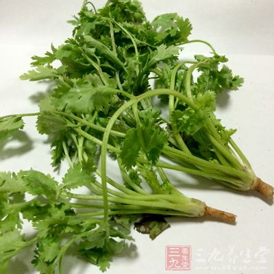 猪耳朵1对，香菜2棵，蒜苗1棵，葱1根