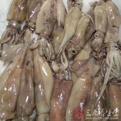 魷魚200克，雞蛋1個(gè)，小麥面粉30克