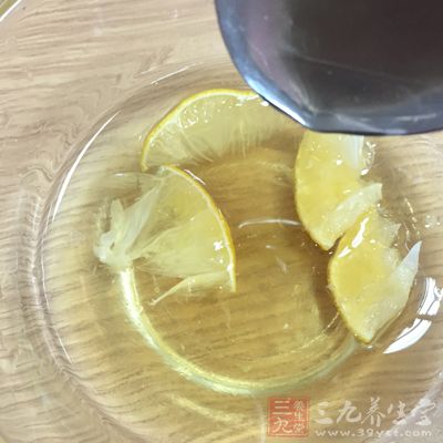 蜂蜜中的果糖、葡萄糖可以很快被身体吸收利用 蜂蜜中的果糖、葡萄糖可以很快被身体吸收利用