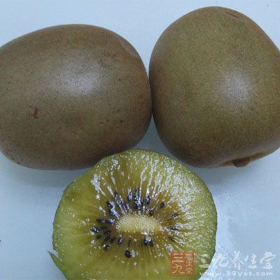 奇異果中含有豐富的膳食纖維可以促進(jìn)腸道蠕動(dòng)