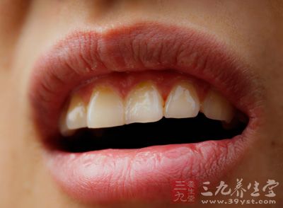 牙龈发育不良导致的牙缝过大