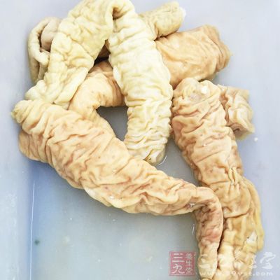 豬凈熟肥腸250克，水發(fā)玉蘭片10克