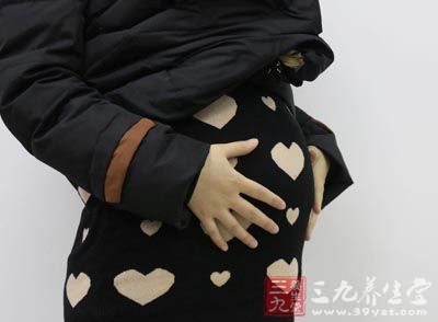 有时护士会在产妇的腹部放置一个沙袋