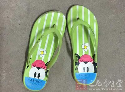 人字拖的鞋底是海绵质地 人字拖的鞋底是海绵质地