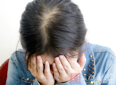 维持正常的生活起居，切忌熬夜