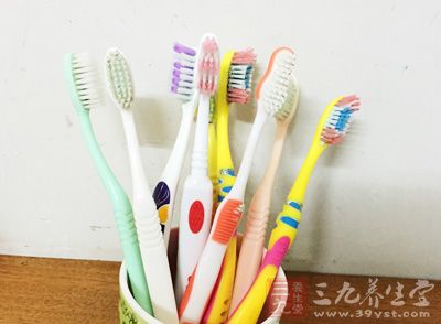 感冒痊愈后要及时给牙刷消毒或换支牙刷