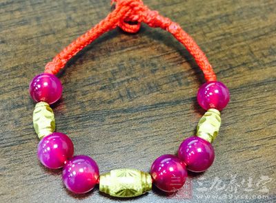 它和女性佩戴的首饰一样 它和女性佩戴的首饰一样