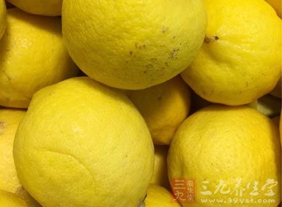 把柠檬或是橘子的皮,放入水中煮沸 把柠檬或是橘子的皮,放入水中煮沸