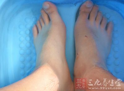 泡脚养生 夏季泡脚能祛除暑湿