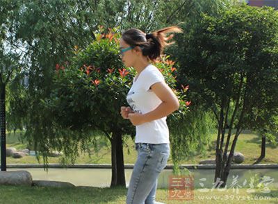 很多人在跑步时习惯全脚掌着地 很多人在跑步时习惯全脚掌着地