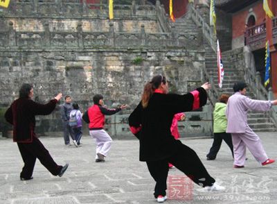 这就是太极拳“方圆相生”的练习