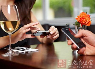 网络依赖症患者低龄化 应避免孩子模仿