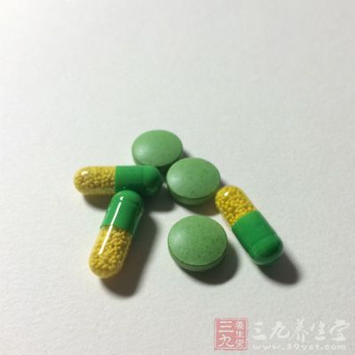 外出旅游时应根据自身情况带一些常用药物