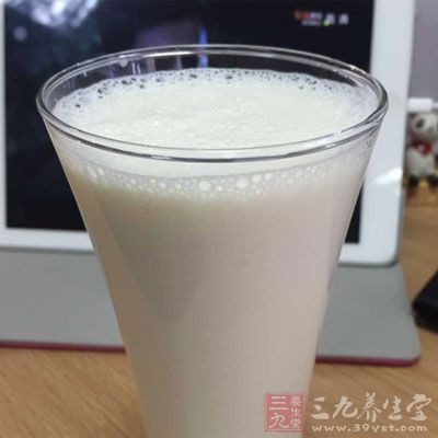 平常飲食可選用高生物價優(yōu)質(zhì)蛋白，如魚肉、牛奶等