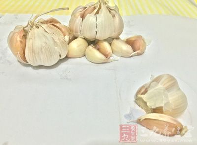 朝天椒500克，大蒜250克，生姜30克，白糖30克