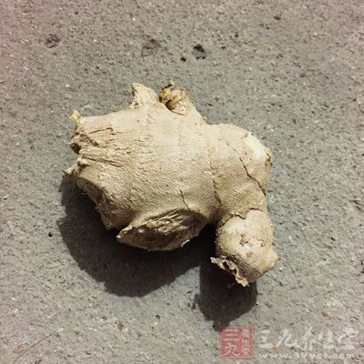 溫熱生姜茶或蜂蜜茶具有消炎止癢的作用