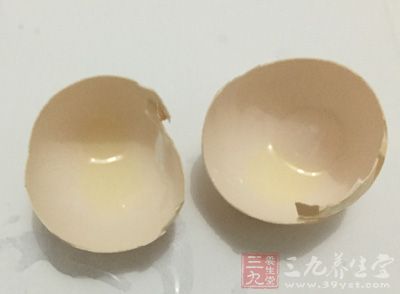把蛋壳捣碎，装进薄布袋或丝袜内