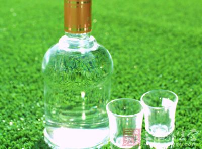 酒中还含有多种毒性很强的物质 酒中还含有多种毒性很强的物质