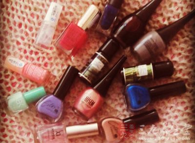 指甲油中包含一些类似丙酮的有害物质