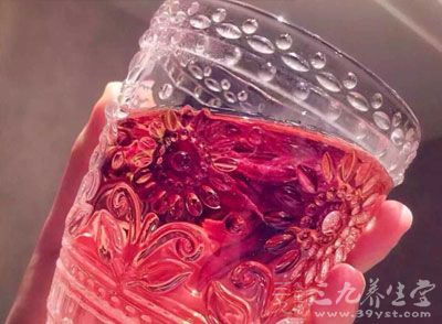 在健身房喝这种颜色奇怪的瓶装饮料或是冲饮品吗 在健身房喝这种颜色奇怪的瓶装饮料或是冲饮品吗