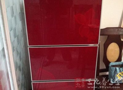 用清洁剂擦拭冰箱内壁 用清洁剂擦拭冰箱内壁