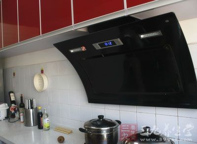 由于厨房中常有大量油污 由于厨房中常有大量油污