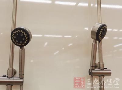 不能用太热的水冲洗胸部