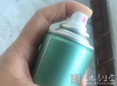 1岁女童因为玩502胶水,导致皮肤三度烧伤