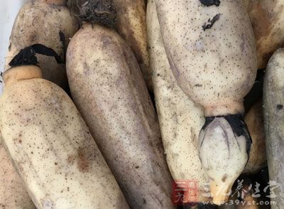 藕粉是由莲藕研成粉末所得,性寒,具有清热凉血的作用 藕粉是由莲藕研成粉末所得,性寒,具有清热凉血的作用