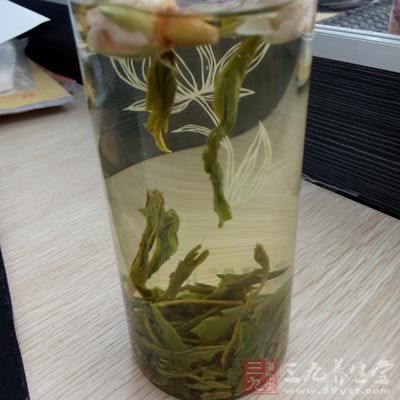 绿茶用80℃的水冲泡