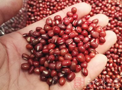 赤豆有治血、排脓、消肿、解毒的功效