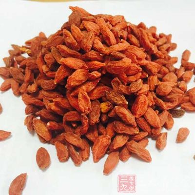 枸杞子性平，味甘，具有补肾养肝功效