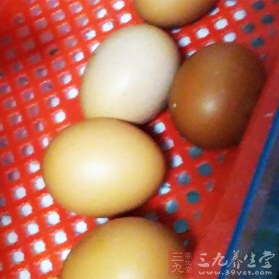 準(zhǔn)備何首烏60克，雞蛋2個