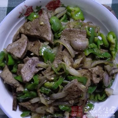 后调入蒜茸、香葱末、白胡椒粉和香油即成 后调入蒜茸、香葱末、白胡椒粉和香油即成