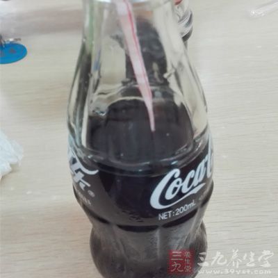 减少包括可乐在内的一切碳酸饮料的摄入