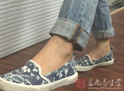 用拇指指面着力于足三里穴位之上