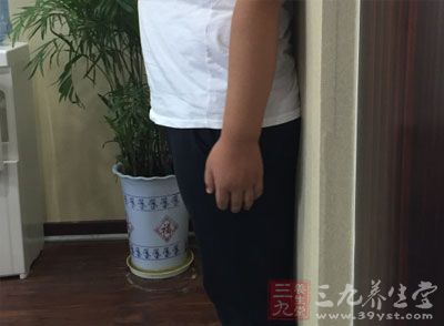 站直,两手自然下垂,中指尖正对大腿外侧处就是风市穴 站直,两手自然下垂,中指尖正对大腿外侧处就是风市穴