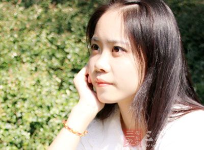 脸上肉多,会导致脸部整体看来比较扁平 脸上肉多,会导致脸部整体看来比较扁平