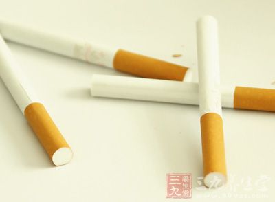 烟民警惕 吸烟不仅伤害肺而且还会降低人的智商