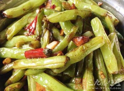 如果四季豆未煮熟,豆中的皂素会强烈刺激消化道 如果四季豆未煮熟,豆中的皂素会强烈刺激消化道