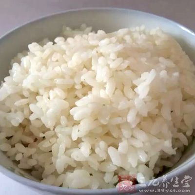 香干1片，小青红椒2-3个，鸡蛋1个，米饭适量