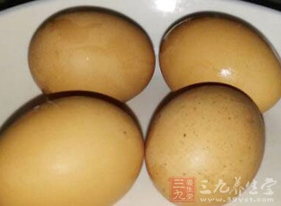 掺入鸡蛋清调匀 掺入鸡蛋清调匀