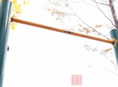 上来好先压低的杠，以免拉伤肌肉