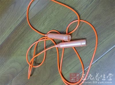 同时双手紧握皮筋自体侧拉起 同时双手紧握皮筋自体侧拉起