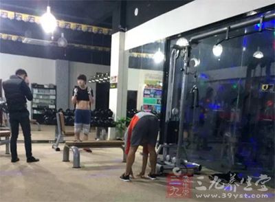 站立时脚尖向前，双脚之间距离比肩略宽