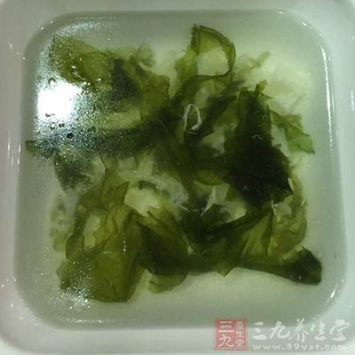 这种紫菜的特点是被水泡过后会呈现紫色