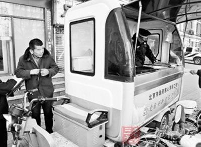 城管首次查处三轮早餐车 老板伙计均无健康证