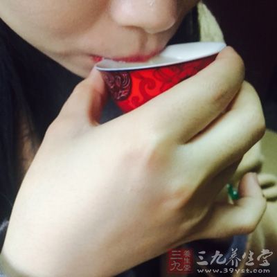 喝热玫瑰花茶必须将茶杯先行温热