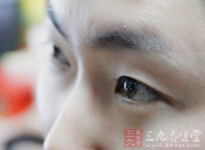  女子眼睛挖出 玉米大 石头  如何预防眼睑结石 - 